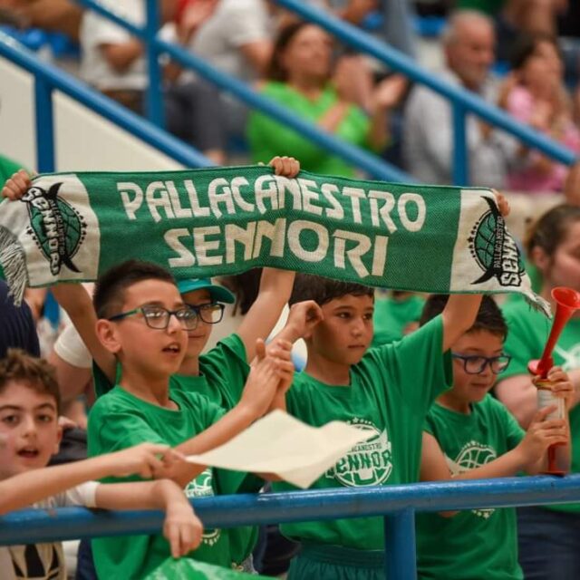 Foto tifosi 1 https://www.pallacanestrosennori.it/wp-content/uploads/2025/07/Foto-tifosi-1-640x640.jpg